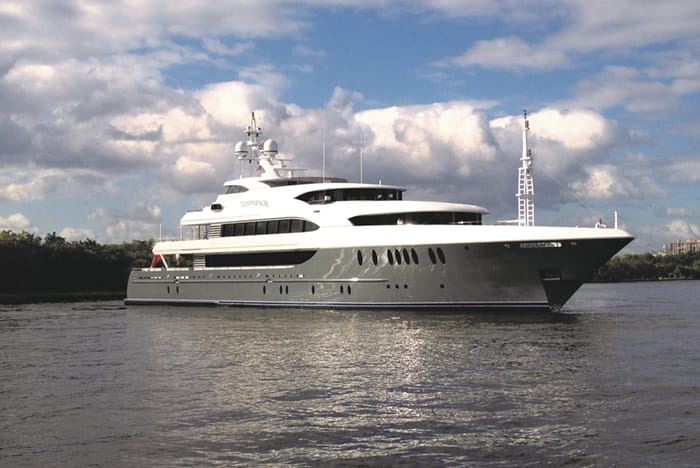 chartering motor yacht loon